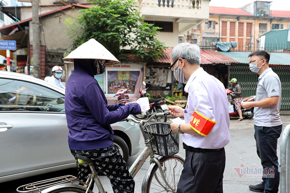 Hà Nội: Cầm thẻ, căn giờ, bịt kín ra chợ, mua nhanh về liền - 3 Hà Nội: Cầm thẻ, căn giờ, bịt kín ra chợ, mua nhanh về liền - 3