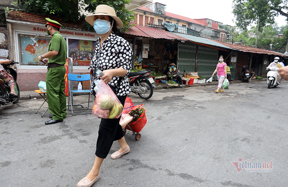 Hà Nội: Cầm thẻ, căn giờ, bịt kín ra chợ, mua nhanh về liền - 12 Hà Nội: Cầm thẻ, căn giờ, bịt kín ra chợ, mua nhanh về liền - 12