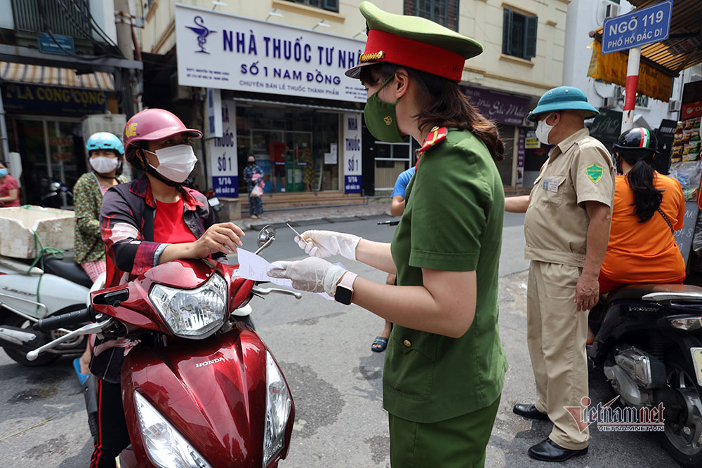 Hà Nội: Cầm thẻ, căn giờ, bịt kín ra chợ, mua nhanh về liền - 4 Hà Nội: Cầm thẻ, căn giờ, bịt kín ra chợ, mua nhanh về liền - 4