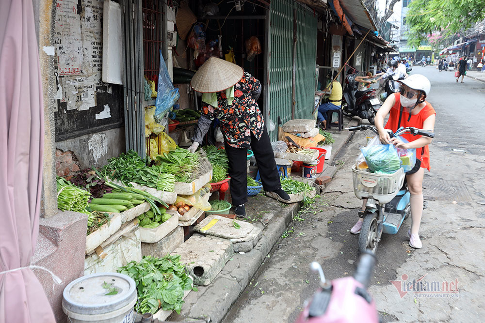 Hà Nội: Cầm thẻ, căn giờ, bịt kín ra chợ, mua nhanh về liền - 8 Hà Nội: Cầm thẻ, căn giờ, bịt kín ra chợ, mua nhanh về liền - 8