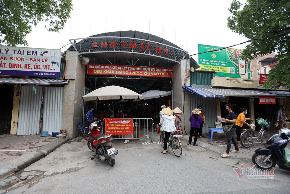 Hà Nội: Cầm thẻ, căn giờ, bịt kín ra chợ, mua nhanh về liền - 1 Hà Nội: Cầm thẻ, căn giờ, bịt kín ra chợ, mua nhanh về liền - 1