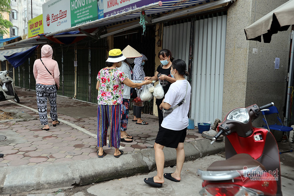 Hà Nội: Cầm thẻ, căn giờ, bịt kín ra chợ, mua nhanh về liền - 6 Hà Nội: Cầm thẻ, căn giờ, bịt kín ra chợ, mua nhanh về liền - 6