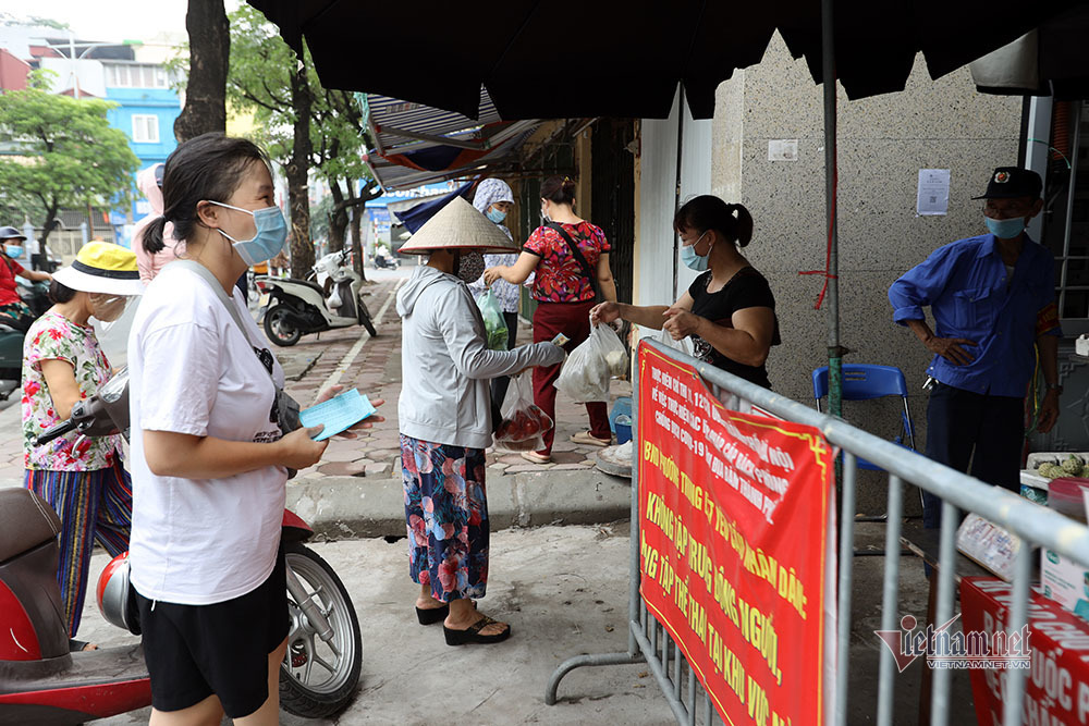 Hà Nội: Cầm thẻ, căn giờ, bịt kín ra chợ, mua nhanh về liền - 7 Hà Nội: Cầm thẻ, căn giờ, bịt kín ra chợ, mua nhanh về liền - 7