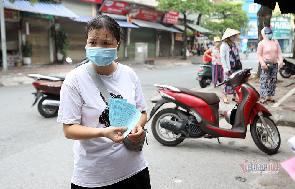 Hà Nội: Cầm thẻ, căn giờ, bịt kín ra chợ, mua nhanh về liền Hà Nội: Cầm thẻ, căn giờ, bịt kín ra chợ, mua nhanh về liền