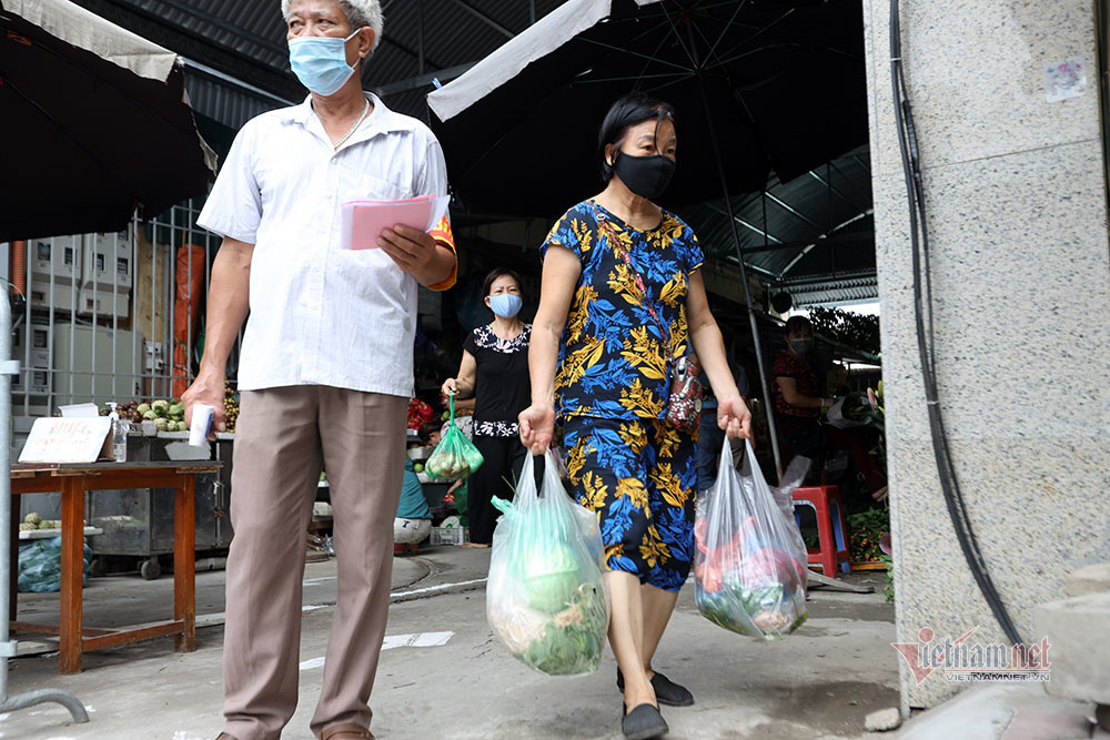 Hà Nội: Cầm thẻ, căn giờ, bịt kín ra chợ, mua nhanh về liền - 11 Hà Nội: Cầm thẻ, căn giờ, bịt kín ra chợ, mua nhanh về liền - 11