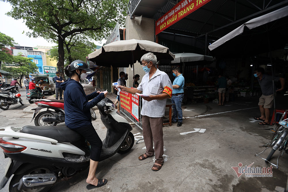 Hà Nội: Cầm thẻ, căn giờ, bịt kín ra chợ, mua nhanh về liền - 5 Hà Nội: Cầm thẻ, căn giờ, bịt kín ra chợ, mua nhanh về liền - 5