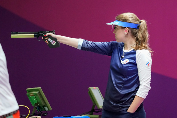 Nhà vô địch Olympic gây sốt bởi dáng bắn súng cực 'ngầu', dân tình nhìn xong lo cô nàng bị gãy tay Nhà vô địch Olympic gây sốt bởi dáng bắn súng cực 'ngầu', dân tình nhìn xong lo cô nàng bị gãy tay