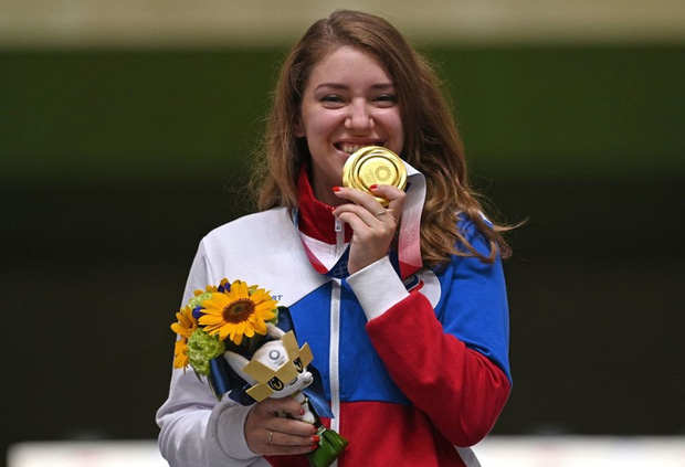 Nhà vô địch Olympic gây sốt bởi dáng bắn súng cực 'ngầu', dân tình nhìn xong lo cô nàng bị gãy tay - 2 Nhà vô địch Olympic gây sốt bởi dáng bắn súng cực 'ngầu', dân tình nhìn xong lo cô nàng bị gãy tay - 2