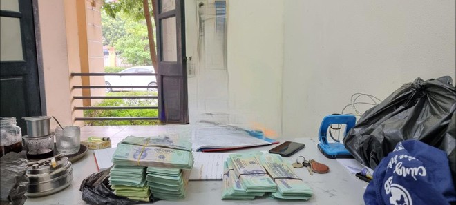 Hà Nội: Cụ bà 70 tuổi bị hai gã trai trẻ lừa gần 1 tỷ mua thuốc đông y, tặng căn hộ chung cư - 1 Hà Nội: Cụ bà 70 tuổi bị hai gã trai trẻ lừa gần 1 tỷ mua thuốc đông y, tặng căn hộ chung cư - 1