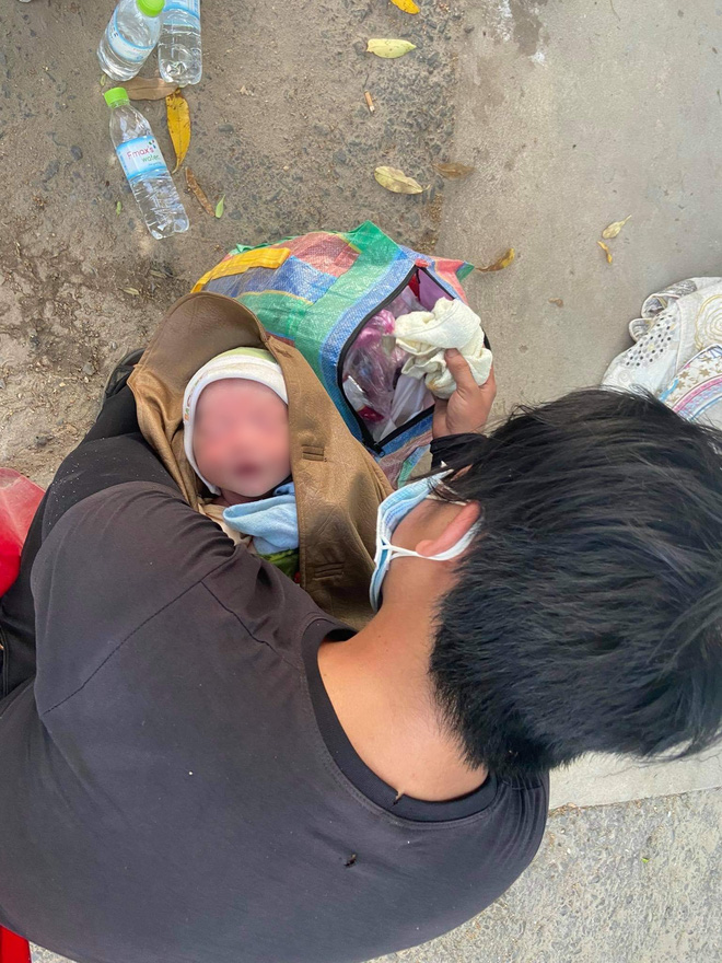 Thương cháu bé 9 ngày tuổi cùng bố mẹ vượt hơn 1.000km từ Bình Dương về quê tránh dịch trên chiếc xe máy cà tàng - 1 Thương cháu bé 9 ngày tuổi cùng bố mẹ vượt hơn 1.000km từ Bình Dương về quê tránh dịch trên chiếc xe máy cà tàng - 1