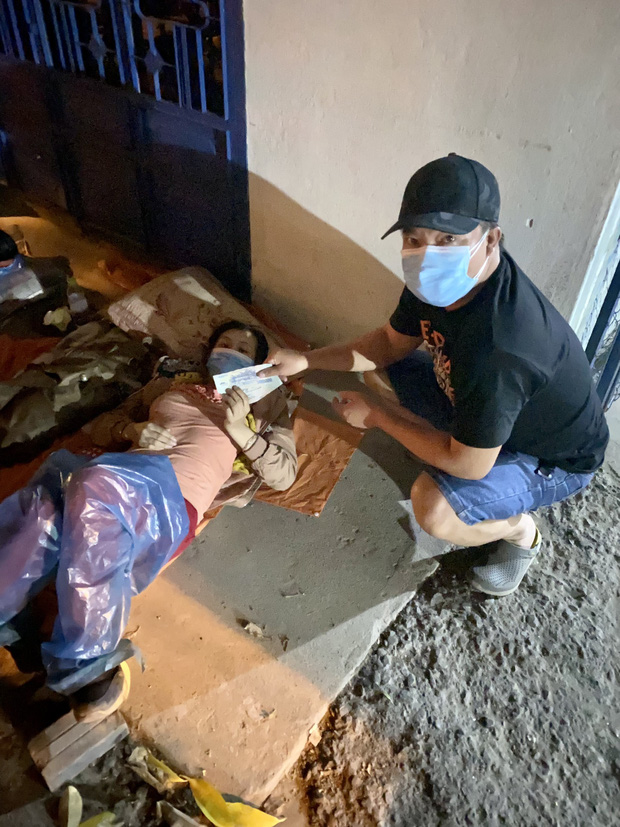 Thương cháu bé 9 ngày tuổi cùng bố mẹ vượt hơn 1.000km từ Bình Dương về quê tránh dịch trên chiếc xe máy cà tàng - 4 Thương cháu bé 9 ngày tuổi cùng bố mẹ vượt hơn 1.000km từ Bình Dương về quê tránh dịch trên chiếc xe máy cà tàng - 4