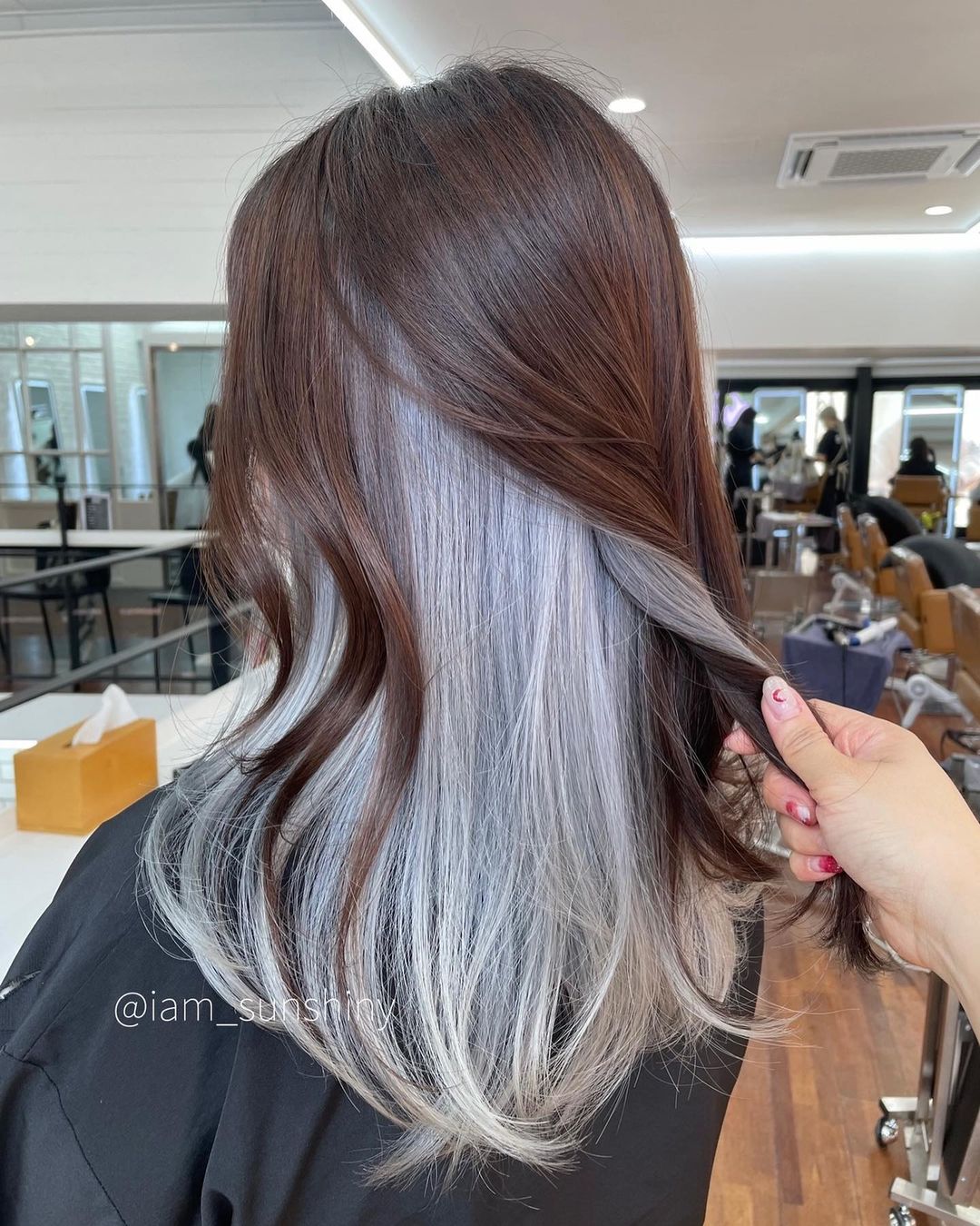 Kiểu tóc nhuộm nửa đầu nhìn không hề 'hư hỏng': Ghim ngay để hết dịch là đặt lịch làm tóc - 9 Kiểu tóc nhuộm nửa đầu nhìn không hề 'hư hỏng': Ghim ngay để hết dịch là đặt lịch làm tóc - 9