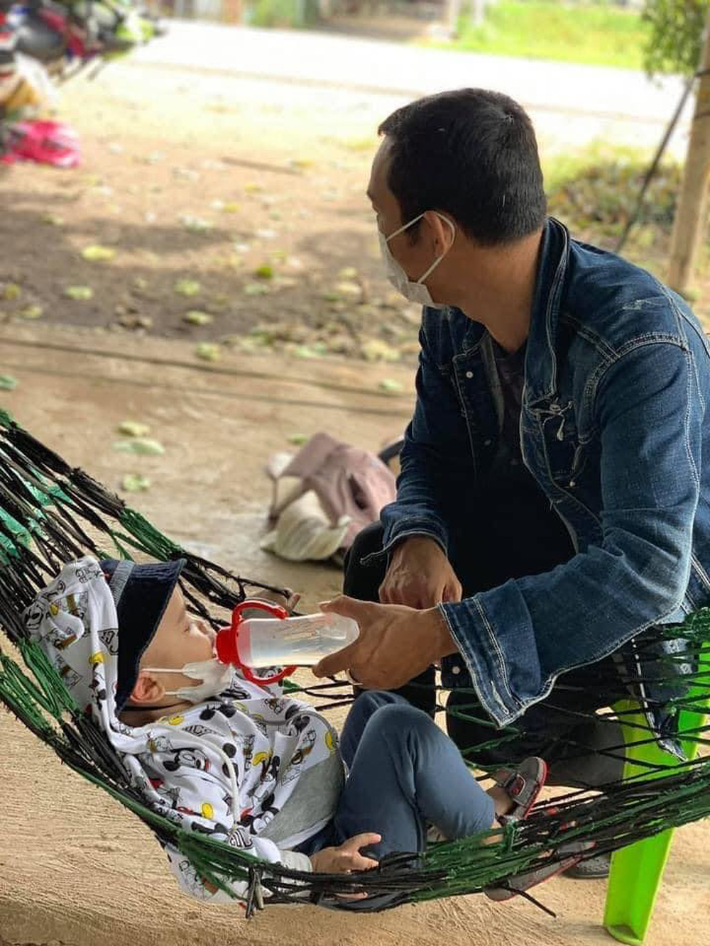 Người bố một mình địu con 2 tuổi đi xe máy hồi hương: 'Nó nhớ hơi mẹ, cứ khóc suốt' - 1 Người bố một mình địu con 2 tuổi đi xe máy hồi hương: 'Nó nhớ hơi mẹ, cứ khóc suốt' - 1