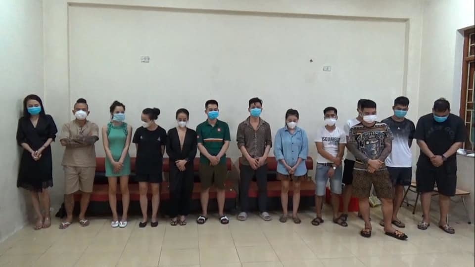 Khởi tố 5 người trong nhóm Dương Minh Tuyền bị bắt ở quán karaoke Khởi tố 5 người trong nhóm Dương Minh Tuyền bị bắt ở quán karaoke