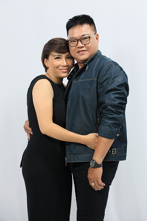 Tang lễ ca sĩ Phi Hải: Không nhang khói, không kèn trống vì Covid, Hương Giang xót xa ôm ghì di ảnh in vội của chồng - 2 Tang lễ ca sĩ Phi Hải: Không nhang khói, không kèn trống vì Covid, Hương Giang xót xa ôm ghì di ảnh in vội của chồng - 2