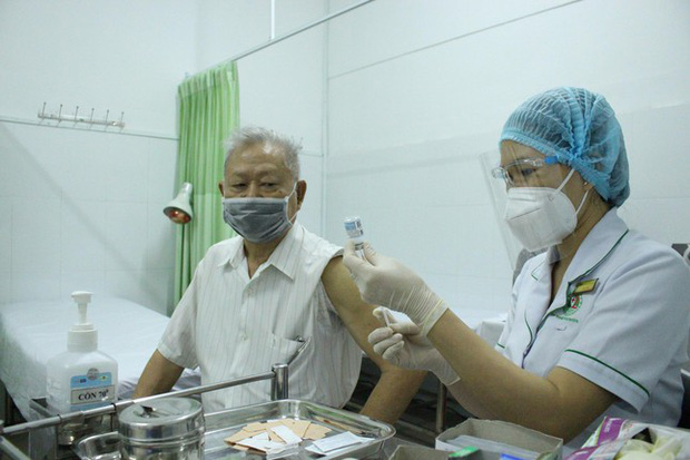 Thứ trưởng Bộ Y tế: 'Hãy chích vắc xin ngừa COVID-19 ngay khi đến lượt' - 1 Thứ trưởng Bộ Y tế: 'Hãy chích vắc xin ngừa COVID-19 ngay khi đến lượt' - 1