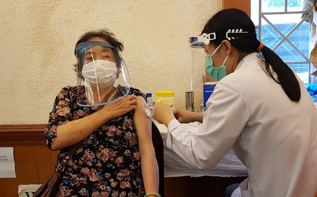 Thứ trưởng Bộ Y tế: 'Hãy chích vắc xin ngừa COVID-19 ngay khi đến lượt' - 2 Thứ trưởng Bộ Y tế: 'Hãy chích vắc xin ngừa COVID-19 ngay khi đến lượt' - 2