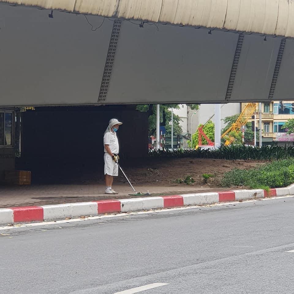 Hà Nội: Người đàn ông đánh golf ở gầm cầu vượt Nguyễn Chí Thanh giữa lúc giãn cách - 2 Hà Nội: Người đàn ông đánh golf ở gầm cầu vượt Nguyễn Chí Thanh giữa lúc giãn cách - 2
