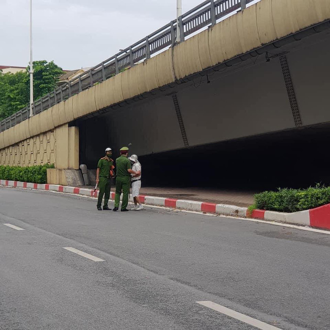 Hà Nội: Người đàn ông đánh golf ở gầm cầu vượt Nguyễn Chí Thanh giữa lúc giãn cách - 3 Hà Nội: Người đàn ông đánh golf ở gầm cầu vượt Nguyễn Chí Thanh giữa lúc giãn cách - 3