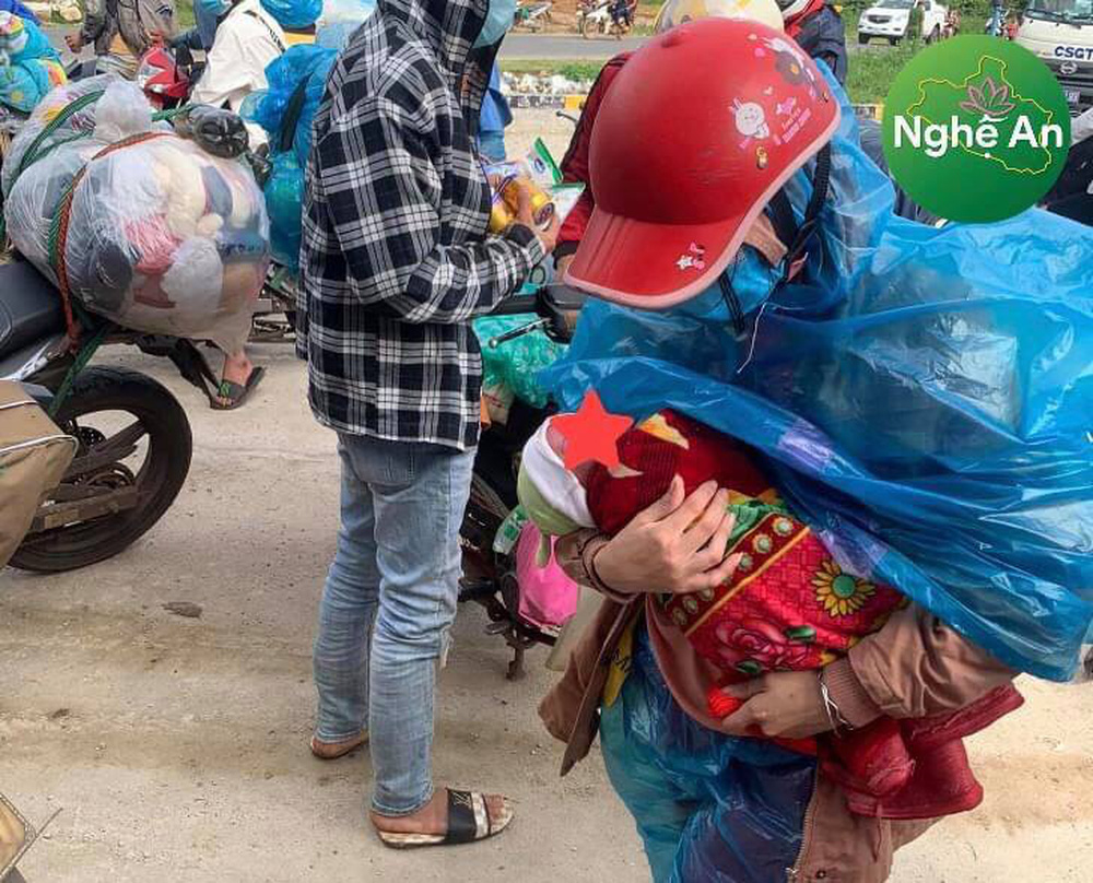 Nhà hảo tâm tiết lộ việc đón bé trai 9 ngày tuổi cùng ba mẹ vượt 1.500km về quê giữa đèo Hải Vân, quyết định giúp đỡ nảy trong tích tắc - 1 Nhà hảo tâm tiết lộ việc đón bé trai 9 ngày tuổi cùng ba mẹ vượt 1.500km về quê giữa đèo Hải Vân, quyết định giúp đỡ nảy trong tích tắc - 1