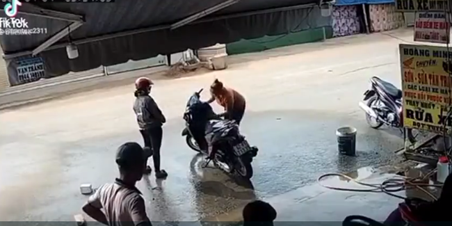 Mải nhìn điện thoại, thanh niên đi xe máy tông thẳng vào 2 phụ nữ đang rửa xe, hành động sau đó càng gây bức xúc Mải nhìn điện thoại, thanh niên đi xe máy tông thẳng vào 2 phụ nữ đang rửa xe, hành động sau đó càng gây bức xúc