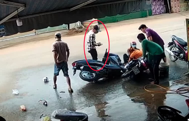 Mải nhìn điện thoại, thanh niên đi xe máy tông thẳng vào 2 phụ nữ đang rửa xe, hành động sau đó càng gây bức xúc - 1 Mải nhìn điện thoại, thanh niên đi xe máy tông thẳng vào 2 phụ nữ đang rửa xe, hành động sau đó càng gây bức xúc - 1