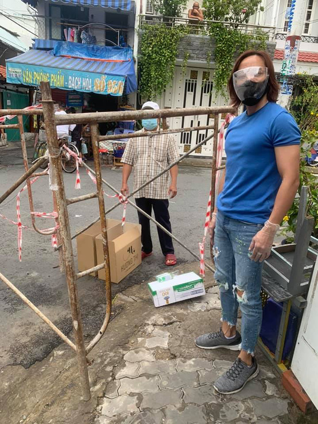 Hứa là làm, NS Việt Hương đích thân trao xe cứu thương trị giá 3 tỷ cho ông Đoàn Ngọc Hải: Hành động đẹp lan toả giữa mùa dịch! - 4 Hứa là làm, NS Việt Hương đích thân trao xe cứu thương trị giá 3 tỷ cho ông Đoàn Ngọc Hải: Hành động đẹp lan toả giữa mùa dịch! - 4