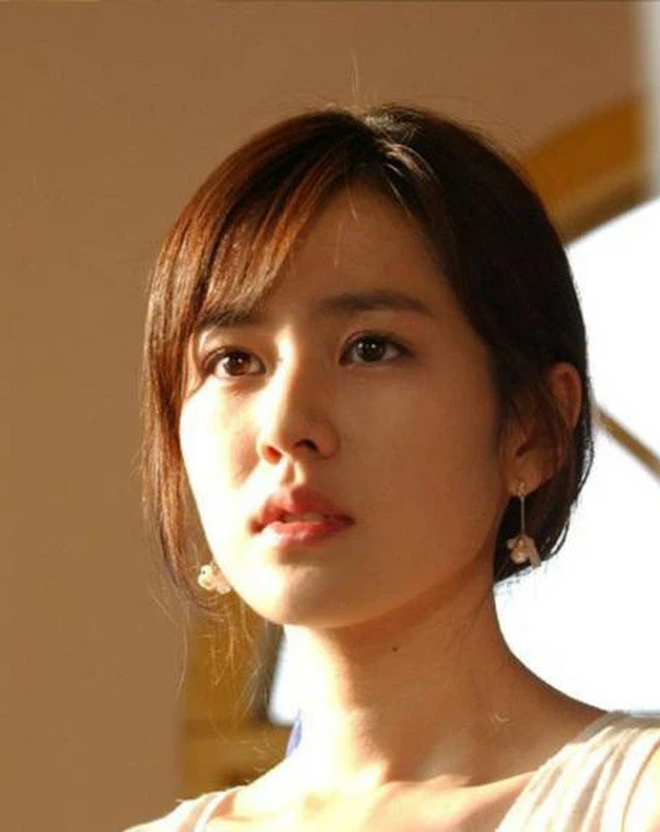 Dàn mỹ nhân 'phim 4 mùa' ngày ấy và hiện tại: Song Hye Kyo, Son Ye Jin xinh đẹp trường tồn, có 1 người lại vướng nghi án dao kéo - 6 Dàn mỹ nhân 'phim 4 mùa' ngày ấy và hiện tại: Song Hye Kyo, Son Ye Jin xinh đẹp trường tồn, có 1 người lại vướng nghi án dao kéo - 6