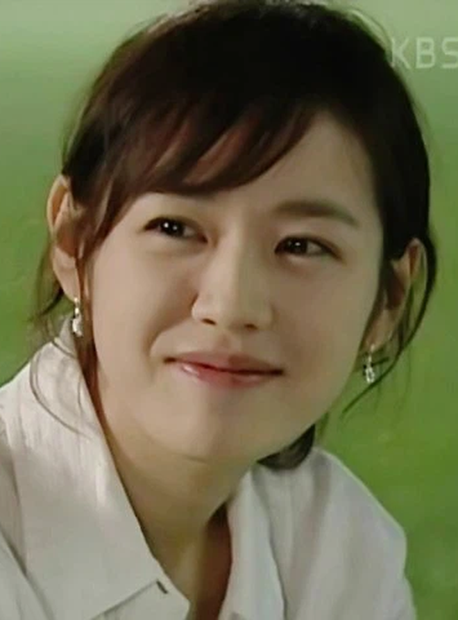 Dàn mỹ nhân 'phim 4 mùa' ngày ấy và hiện tại: Song Hye Kyo, Son Ye Jin xinh đẹp trường tồn, có 1 người lại vướng nghi án dao kéo - 5 Dàn mỹ nhân 'phim 4 mùa' ngày ấy và hiện tại: Song Hye Kyo, Son Ye Jin xinh đẹp trường tồn, có 1 người lại vướng nghi án dao kéo - 5