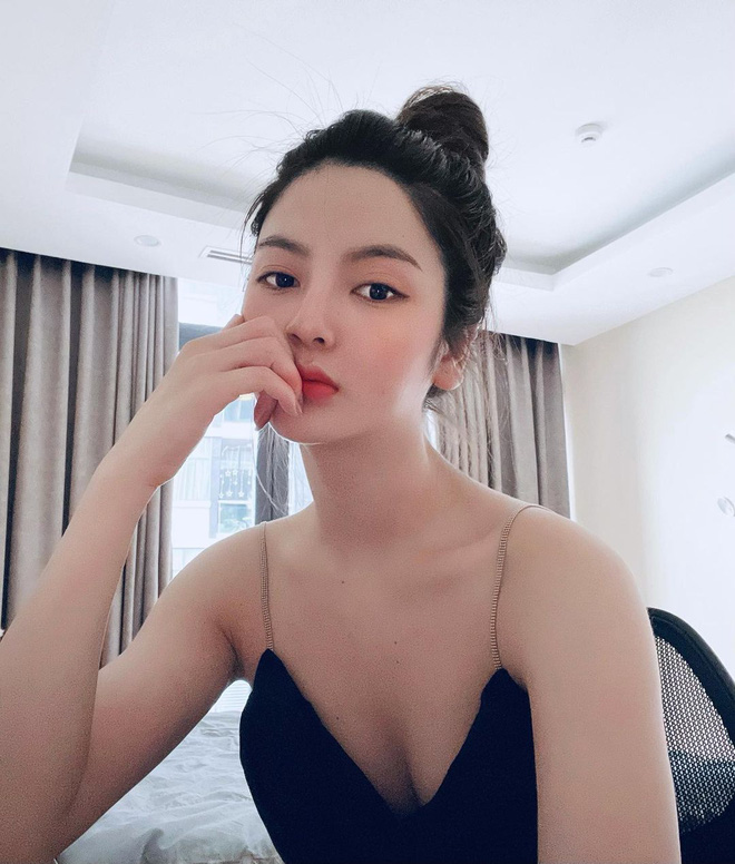 Bồ tin đồn Quang Hải mang ảnh vai trần hờ hững đi thả thính, viết gì mà netizen nghĩ ngay đến chàng cầu thủ? - 1 Bồ tin đồn Quang Hải mang ảnh vai trần hờ hững đi thả thính, viết gì mà netizen nghĩ ngay đến chàng cầu thủ? - 1