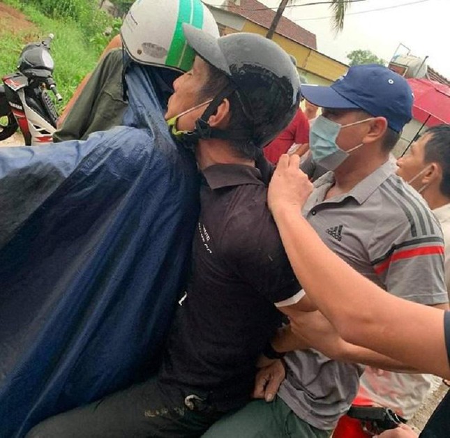 Nghi phạm chém ngang cổ bạn vì mâu thuẫn khai gì? Nghi phạm chém ngang cổ bạn vì mâu thuẫn khai gì?