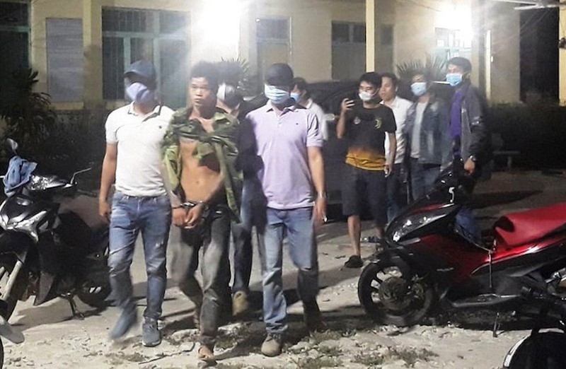 Thanh niên dùng dây điện siết cổ mẹ ruột đến chết rồi trốn lên núi Thanh niên dùng dây điện siết cổ mẹ ruột đến chết rồi trốn lên núi