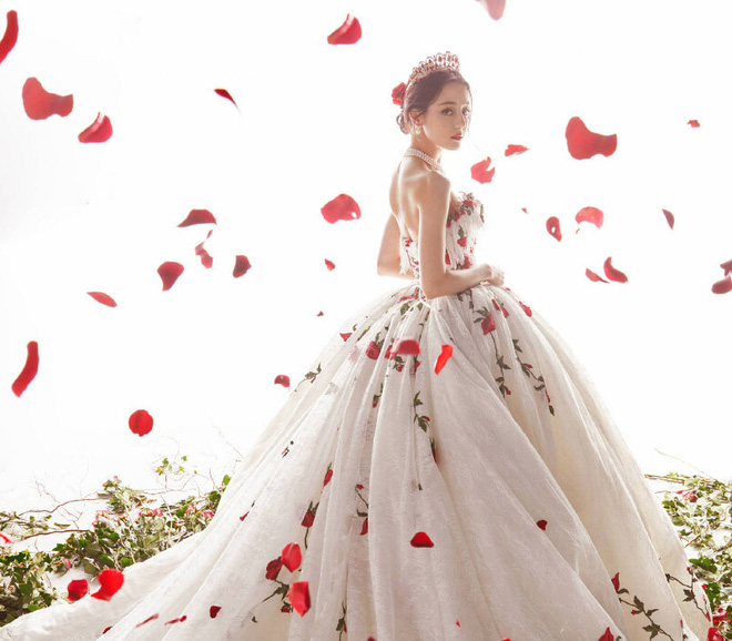 Ngắm BST váy công chúa đẹp như mơ của Địch Lệ Nhiệt Ba - 10 Ngắm BST váy công chúa đẹp như mơ của Địch Lệ Nhiệt Ba - 10