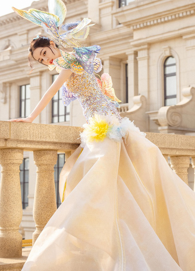 Ngắm BST váy công chúa đẹp như mơ của Địch Lệ Nhiệt Ba - 6 Ngắm BST váy công chúa đẹp như mơ của Địch Lệ Nhiệt Ba - 6