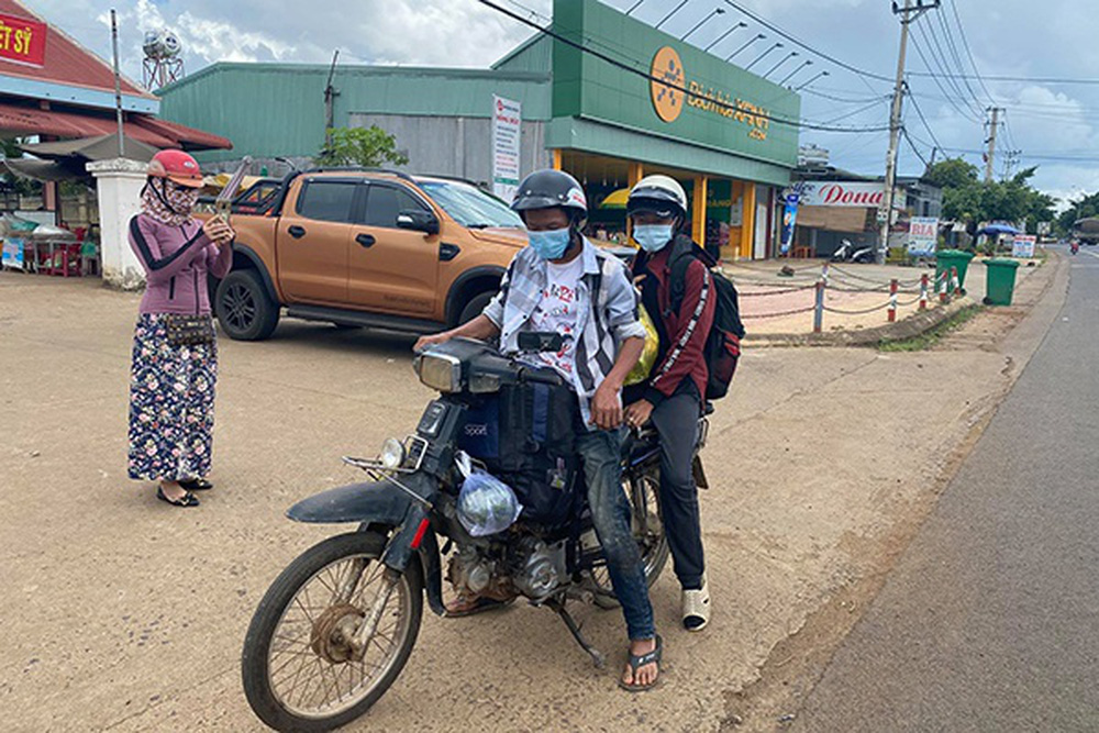 Bị trộm lấy xe máy, 2 anh em dãi nắng đi bộ 400km về quê và 'cái kết đẹp' ở gần cuối hành trình - 1 Bị trộm lấy xe máy, 2 anh em dãi nắng đi bộ 400km về quê và 'cái kết đẹp' ở gần cuối hành trình - 1