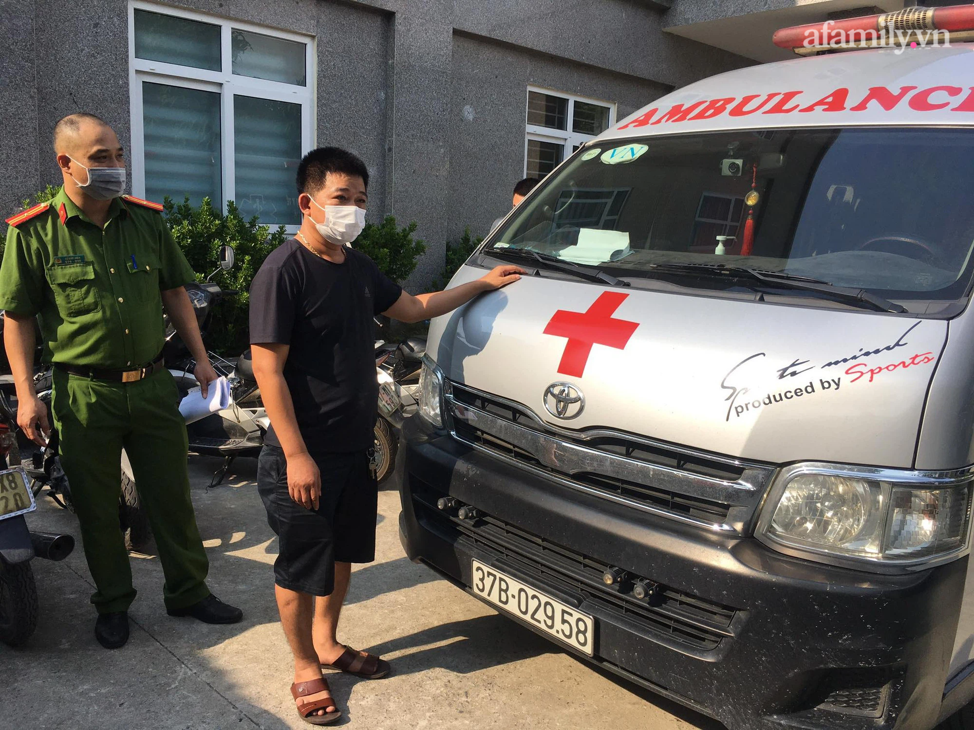Phát hiện cặp đôi thuê xe cứu thương 'thông chốt' vào Hà Nội để kịp làm thủ tục du học Phát hiện cặp đôi thuê xe cứu thương 'thông chốt' vào Hà Nội để kịp làm thủ tục du học