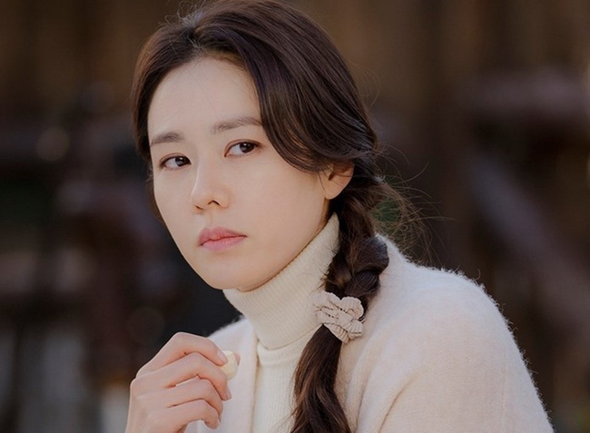 Lộ kịch bản phim mới của Son Ye Jin: Ngoài mặt 'chị chị em em' nhưng lại đâm sau lưng hại nhau? - 2 Lộ kịch bản phim mới của Son Ye Jin: Ngoài mặt 'chị chị em em' nhưng lại đâm sau lưng hại nhau? - 2