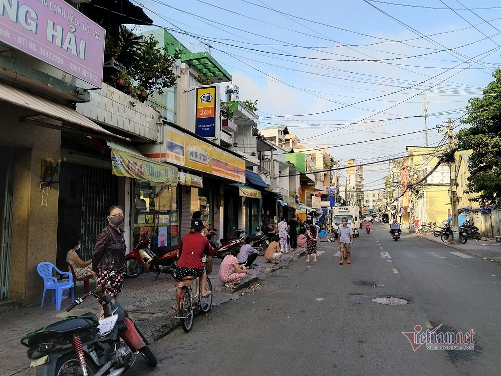 Chợ đóng, nỗi lo khi siêu thị xuất hiện F0 Chợ đóng, nỗi lo khi siêu thị xuất hiện F0