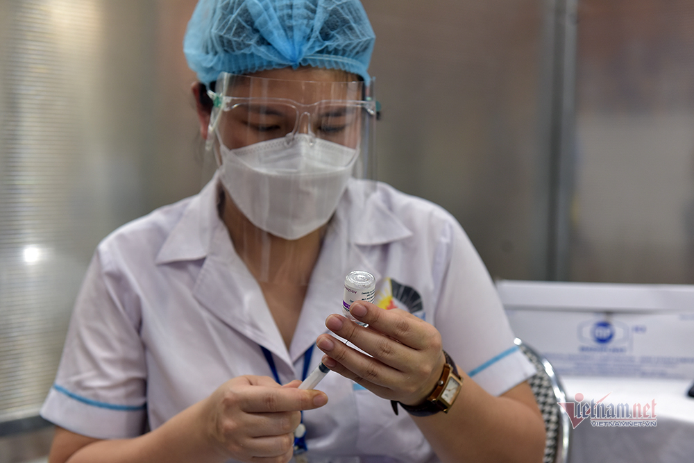 Bên trong 'bệnh viện dã chiến' tiêm vắc xin đầu tiên tại Hà Nội - 10 Bên trong 'bệnh viện dã chiến' tiêm vắc xin đầu tiên tại Hà Nội - 10