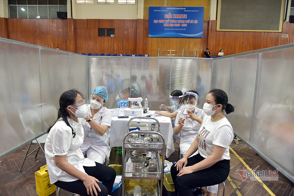 Bên trong 'bệnh viện dã chiến' tiêm vắc xin đầu tiên tại Hà Nội - 8 Bên trong 'bệnh viện dã chiến' tiêm vắc xin đầu tiên tại Hà Nội - 8