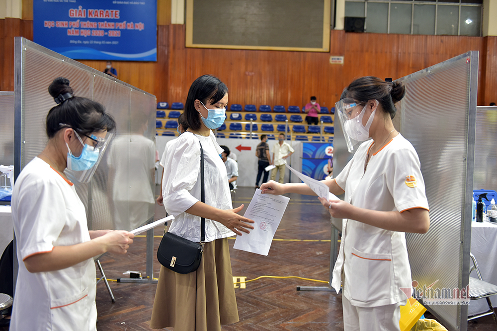 Bên trong 'bệnh viện dã chiến' tiêm vắc xin đầu tiên tại Hà Nội - 2 Bên trong 'bệnh viện dã chiến' tiêm vắc xin đầu tiên tại Hà Nội - 2