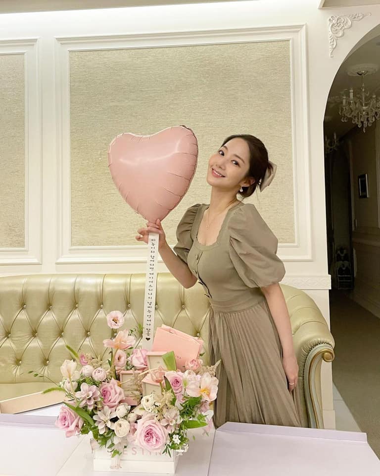 Nhờ vòng 1 'khủng' mà Park Min Young sexy áp đảo người mẫu hãng, lên đồ đơn giản cũng hút mắt hết cỡ Nhờ vòng 1 'khủng' mà Park Min Young sexy áp đảo người mẫu hãng, lên đồ đơn giản cũng hút mắt hết cỡ