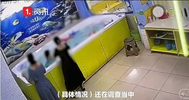Trung Quốc: Cháu bé đuối nước tử vong trong bể bơi mini mà nhiều người lớn đứng cạnh không hề hay biết - 1 Trung Quốc: Cháu bé đuối nước tử vong trong bể bơi mini mà nhiều người lớn đứng cạnh không hề hay biết - 1