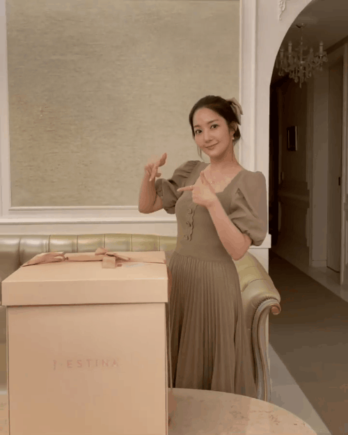 Nhờ vòng 1 'khủng' mà Park Min Young sexy áp đảo người mẫu hãng, lên đồ đơn giản cũng hút mắt hết cỡ - 3 Nhờ vòng 1 'khủng' mà Park Min Young sexy áp đảo người mẫu hãng, lên đồ đơn giản cũng hút mắt hết cỡ - 3