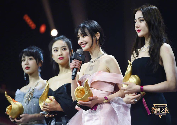 Sao Hoa ngữ chung khung hình: Dương Tử bị 'át vía' liên hoàn, Lưu Diệc Phi cũng chẳng khá hơn, nhưng có một bộ ảnh netizen chẳng chê được ai - 2 Sao Hoa ngữ chung khung hình: Dương Tử bị 'át vía' liên hoàn, Lưu Diệc Phi cũng chẳng khá hơn, nhưng có một bộ ảnh netizen chẳng chê được ai - 2