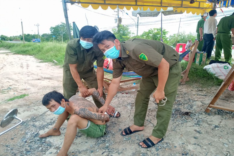 Khống chế thanh niên xăm trổ đấm đại úy công an ở chốt kiểm dịch Khống chế thanh niên xăm trổ đấm đại úy công an ở chốt kiểm dịch