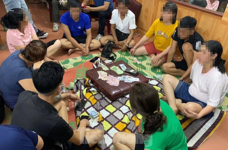 Cao Bằng: Nhiều cán bộ, công chức xã bị bắt tại sới bạc Cao Bằng: Nhiều cán bộ, công chức xã bị bắt tại sới bạc