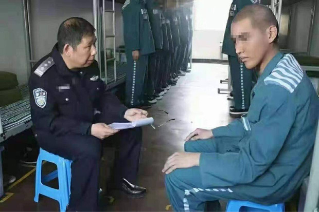 Rầm rộ ảnh Ngô Diệc Phàm đầu cạo trọc, mặc áo xanh tù nhân ngoan ngoãn ngồi trước mặt cảnh sát? Rầm rộ ảnh Ngô Diệc Phàm đầu cạo trọc, mặc áo xanh tù nhân ngoan ngoãn ngồi trước mặt cảnh sát?