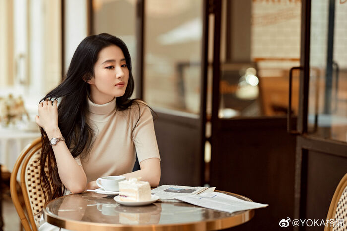 Lưu Diệc Phi hóa quý cô mùa thu đẹp cuốn hút trong bộ ảnh mới - 1 Lưu Diệc Phi hóa quý cô mùa thu đẹp cuốn hút trong bộ ảnh mới - 1
