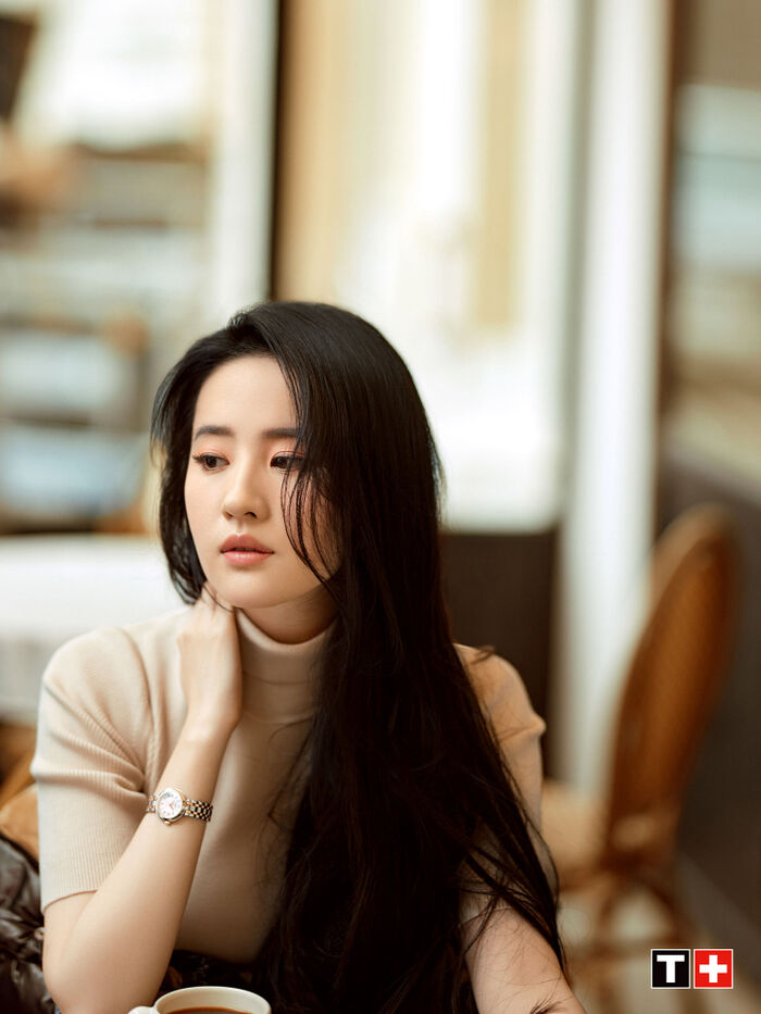Lưu Diệc Phi hóa quý cô mùa thu đẹp cuốn hút trong bộ ảnh mới - 5 Lưu Diệc Phi hóa quý cô mùa thu đẹp cuốn hút trong bộ ảnh mới - 5